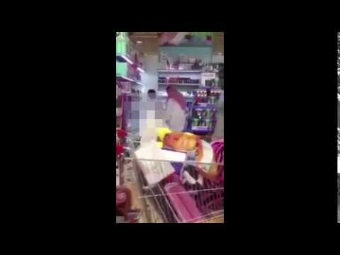 لحظة تحرّش رجل بطفل في سوبر ماركت في السعودية