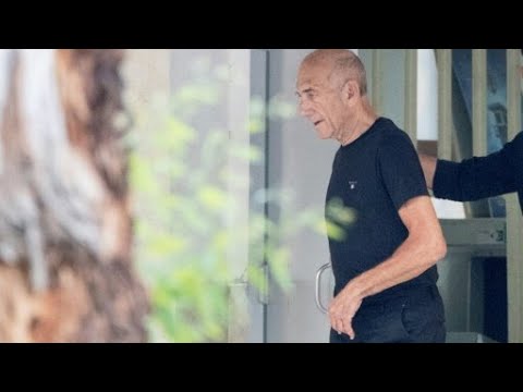 شاهد  إيهود أولمرت يغادر السجن بعد إدانته بالفساد