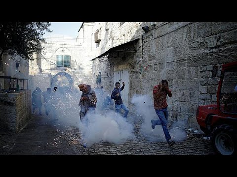 تجدد الاشتباكات في باحة الأقصى بعد إزالة البوابات الإلكترونية
