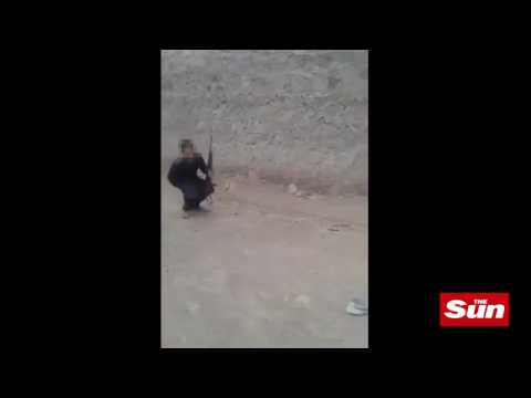 شاهد لقطات مرعبة لطفل يطلق النار على علبة فوق رأس طفل صغير