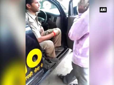 لحظة تلقي شرطي رشوة من سائق جرار في الهند