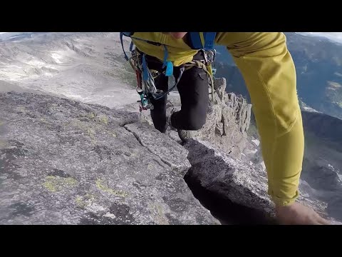 لحظة تسلق مغامر لقمم الجبال