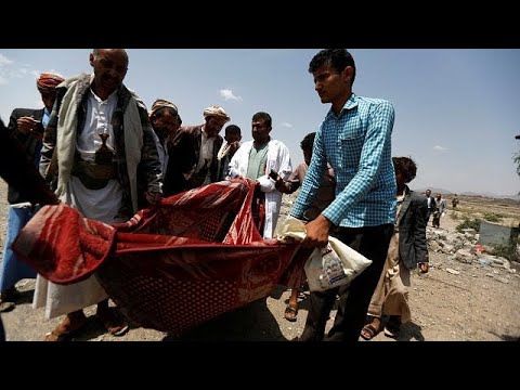 شاهد مقتل العشرات في غارتين جويتين قرب نقطة تفتيش للحوثيين