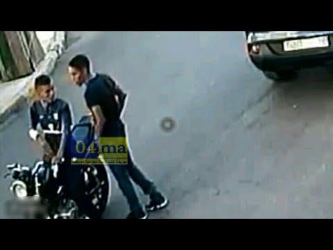 شاهد لحظة سرقة هاتف فتاة من داخل سيارتها