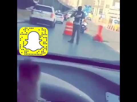 شاهد شابان يرفعان السلاح في وجه رجل أمن سعودي