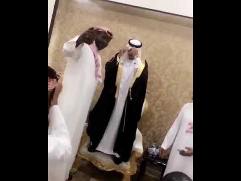 رجل يضع عريسًا قصير القامة في موقف محرج في زفافه