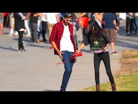 شاب يحصل على أرقام الفتيات باستعمال سرواله السحري