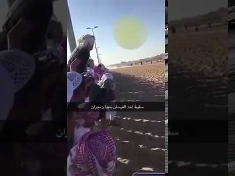 شاهد لحظة سقوط متسابق من فوق حصانه بطريقة مروعةشاهد لحظة سقوط متسابق من فوق حصانه بطريقة مروعة