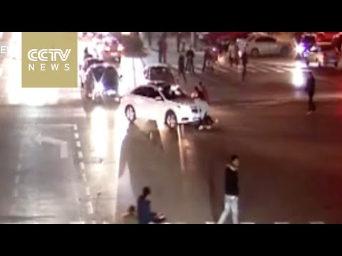 صينيون يرفعون سيارة بأيديهم لإنقاذ فتاة علقت تحتها