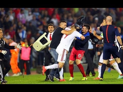 شاهد عندما يتشاجر اللاعبون والجماهير في كرة القدم