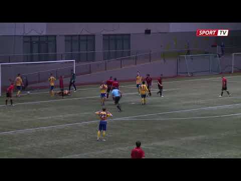 شاهد لاعب كرة قدم يسجل هدفا في مرماه بطريقة غريبة