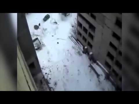 مراهقين ألقوا صديقتهم من قمة مبنى