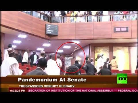 لصوص يتسللون إلى داخل مبنى برلمان نيجيريا
