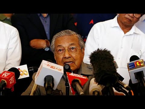 شاهدمهاتير محمد يفوز بأغلبية ساحقة في انتخابات ماليزيا