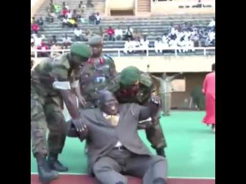 لحظة سقوط الرئيس الأوغندي خلال افتتاح ملعب كرة قدم