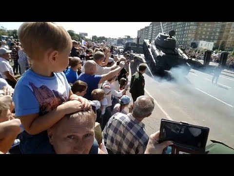 شاهد سقوط أشهر دبابة سوفياتية خلال عرض عسكري في روسيا