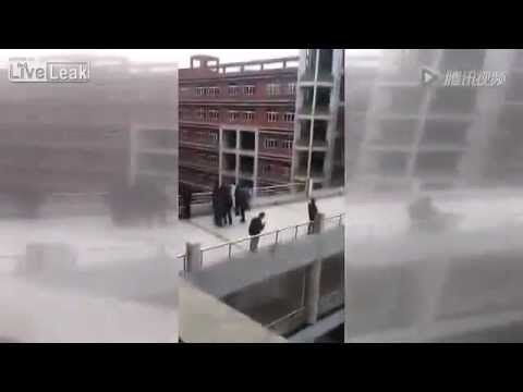 شاهد تلميذ ينتحر بالقفز من الدور الرابع في مدرسته