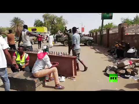 اعتصام السودانيين  داخل مقر المجلس العسكري الانتقالي