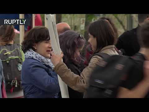 احتجاج غريب على أزمة الإسكان في شوارع برشلونة