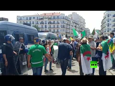 الجزائريون يتوافدون إلى ساحة البريد ومخاوف من مواجهات