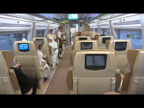 حجاج يسافرون بالقطار السريع من المدينة إلى مكة للمرة الأولى