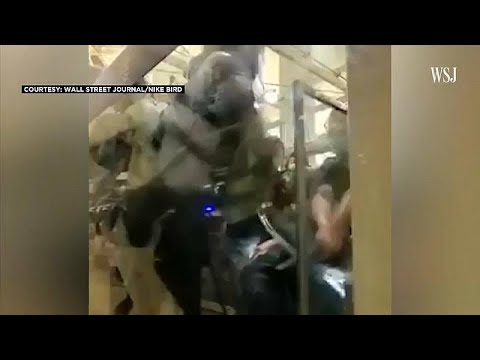 شرطي محاصر من المحتجين يشهر مسدسه للدفاع عن النفس في هونغ كونغ