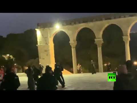 الشرطة الإسرائيلية تقتحم المسجد الأقصى