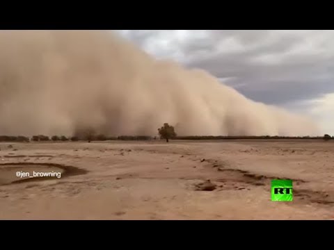 عاصفة رملية وترابية بارتفاع مبنى عشرة طوابق