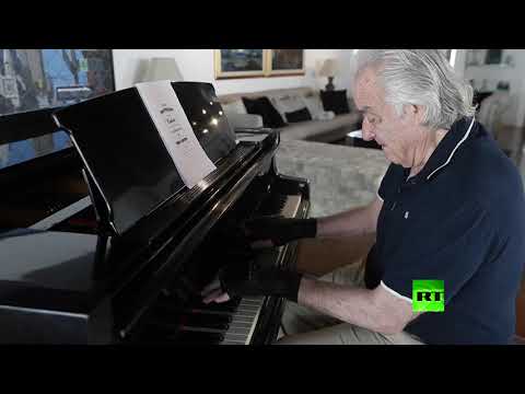 قفازات سحرية ساعدت على تأهيل عازف بيانو برازيلي