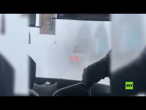 ركاب حافلة سفر في مواجهة الجليد