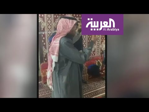 سعودي من أهالي العلا يستضيف سياحًا بولنديين على عشاء تقليدي