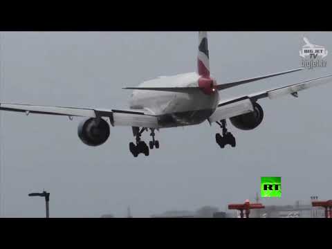 طائرة تواجه رياحا عاتية في مطار هيثرو في لندن وتنجح في تخطيها