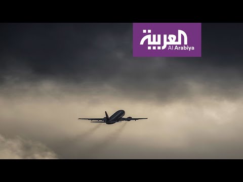 طائرة تتأرجح في الهواء في مشهد أقرب إلى الأفلام