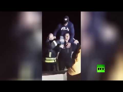 الدفاع المدني المصري ينقذ مواطنين من الفيضانات