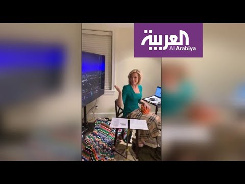 مذيعة مباشرة على الهواء من غرفة النوم