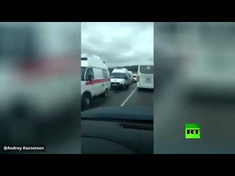 طابور طويل من سيارات الإسعاف أمام أحد مستشفيات ضواحي موسكو