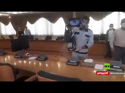 تعقيم قاعة مسؤول إيراني قبل مؤتمره الصحفي