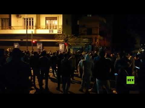 المئات يتظاهرون وسط بيروت احتجاجا على السياسات المصرفية