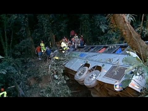 شاهد سقوط حافلة في البرازيل يسفر عن مقتل 49 شخصًا