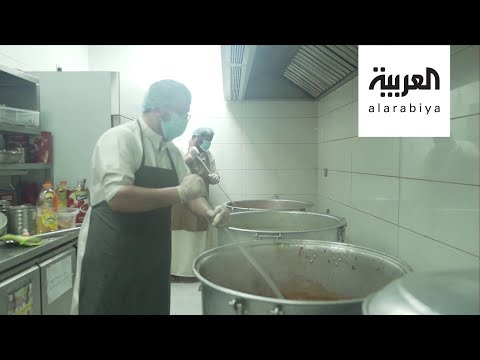 سعوديون يبادرون بالطبخ للعمال المتضررين من أزمة كورونا