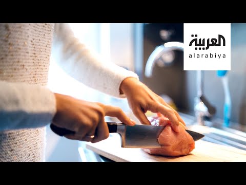 شاهد  خبيرة تغذية تنصح بعدم غسل الدجاج قبل طهيه