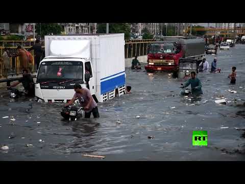 شاهد لقطات مُثيرة لفيضانات في كاراتشي وآثارها