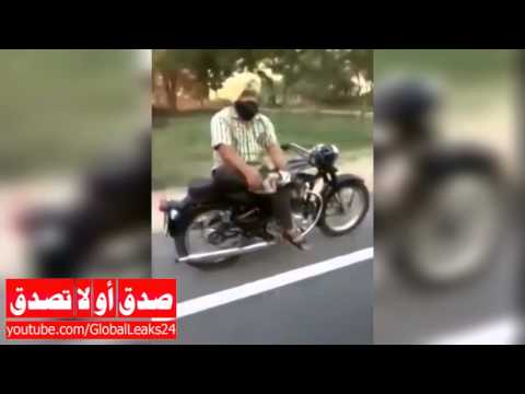 هندي يقود دراجته بطريقة فريدة