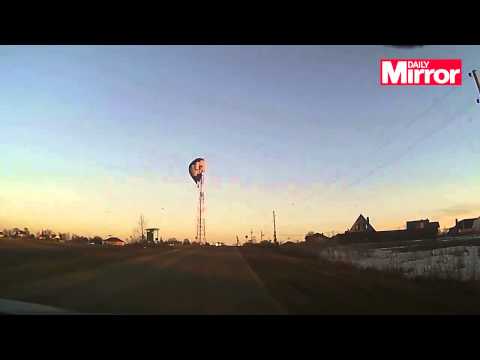 نجاة 3 أشخاص بعد اصطدام منطادهم بعمود كهرباء