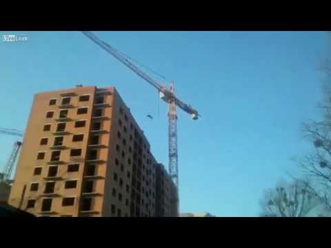شاهد سقوط شاب من ارتفاع 15 طابقًا