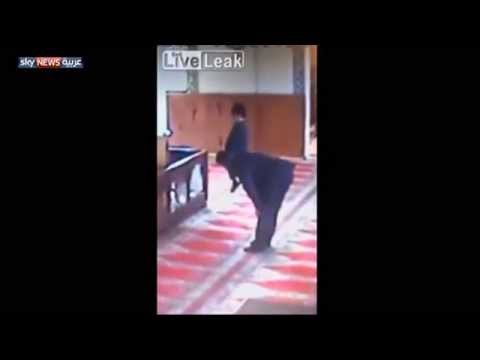 شاهدرجل يصلي وطفله معلق برقبته