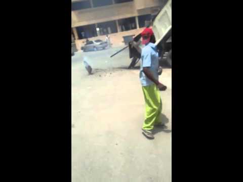 شاهد سعودي يقود شاحنة مشتعلة لإنقاذ منطقة من كارثة