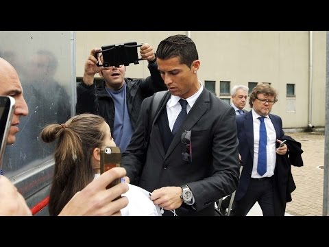 بالفيديو مشجعة تعترض طريق رونالدو في تورينو