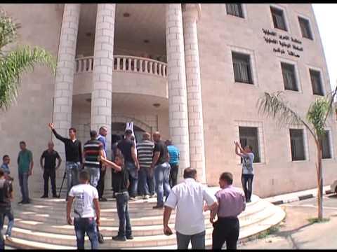 فيديو الشرطة تُغلق مراكزها في طولكرم