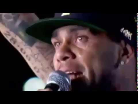 شاهد داني ألفيس يبكي في إحتفالات برشلونة بالثلاثية